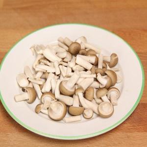 Cách làm cơm chiên lạp xưởng nấm linh chi nâu