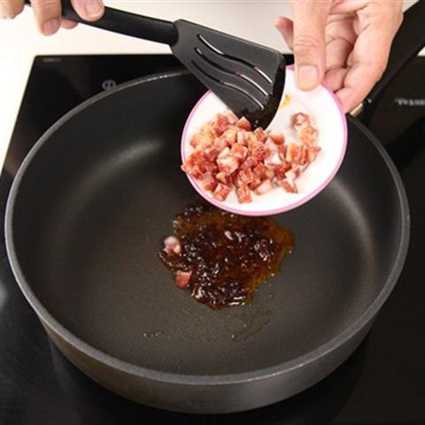 Cách làm cơm chiên lạp xưởng nấm linh chi nâu