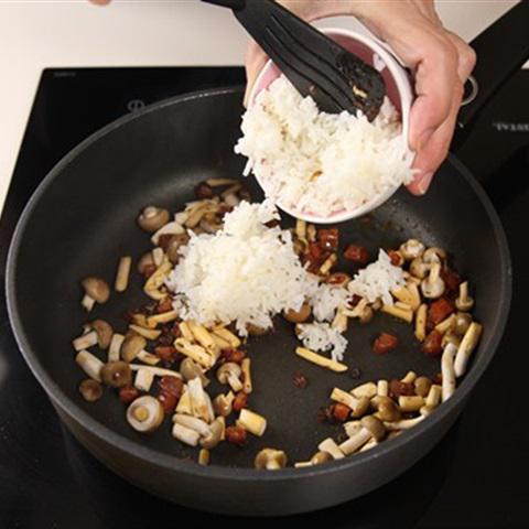 Cách làm cơm chiên lạp xưởng nấm linh chi nâu