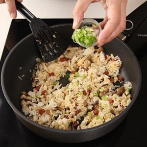 Cách làm cơm chiên lạp xưởng nấm linh chi nâu