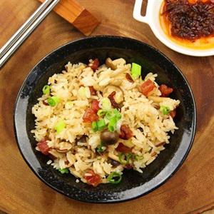 Cách làm cơm chiên lạp xưởng nấm linh chi nâu
