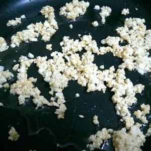 Cách làm cơm chiên tỏi cực ngon tại nhà