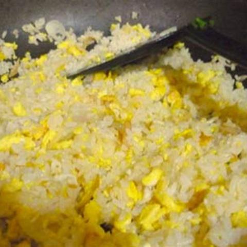 Cách làm cơm chiên trứng đơn giản