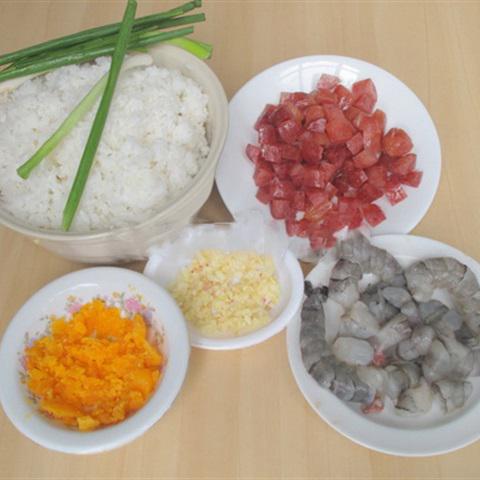 Cách làm cơm chiên trứng muối hải sản
