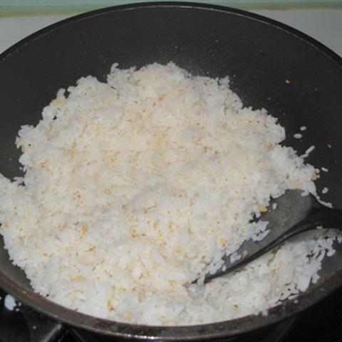 Cách làm cơm chiên trứng muối hải sản