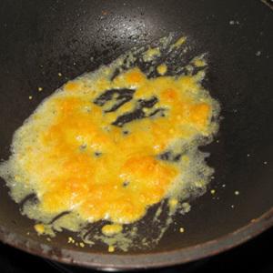 Cách làm cơm chiên trứng muối hải sản