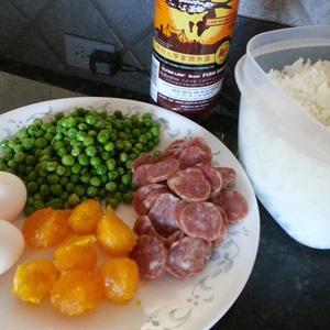 Cách làm cơm chiên trứng muối lạp xưởng