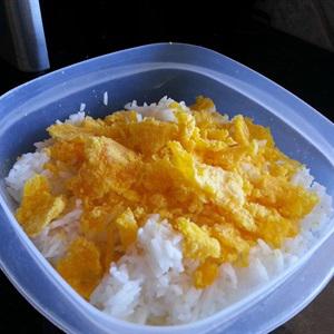 Cách làm cơm chiên trứng muối lạp xưởng