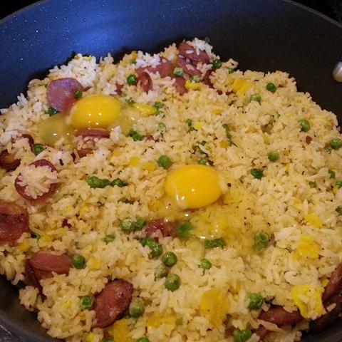 Cách làm cơm chiên trứng muối lạp xưởng