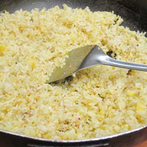 Cách làm cơm chiên trứng muối tôm