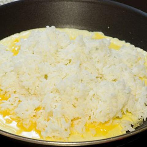 Cách làm cơm chiên với cá hồi