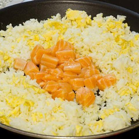 Cách làm cơm chiên với cá hồi