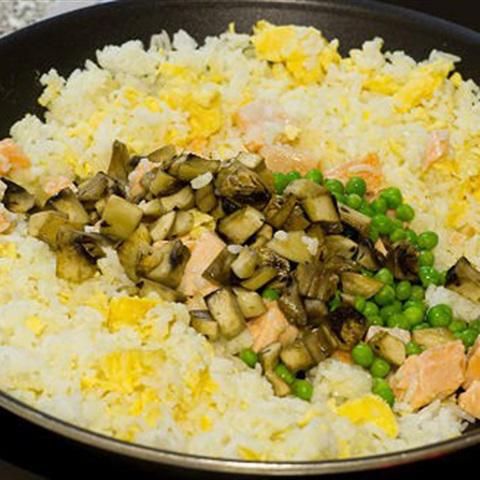 Cách làm cơm chiên với cá hồi