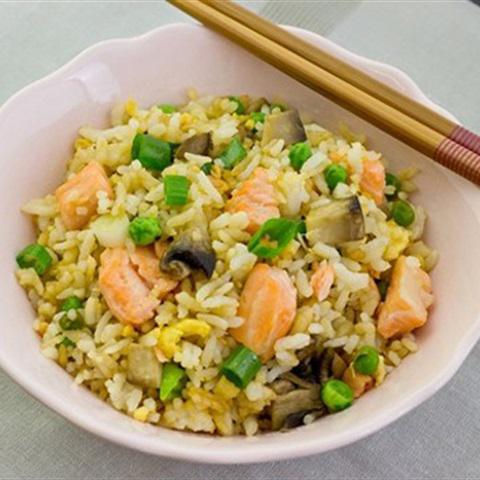 Cách làm cơm chiên với cá hồi