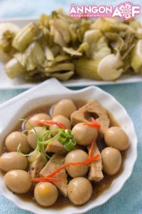 Cơm chiều lạ miệng với trứng cút kho giò lụa