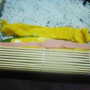 Cách làm cơm cuộn cho giáng sinh
