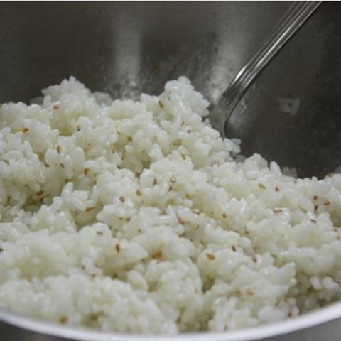 Cách làm cơm cuộn cho giáng sinh