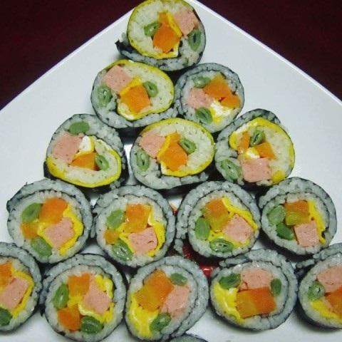 Cách làm cơm cuộn cho giáng sinh