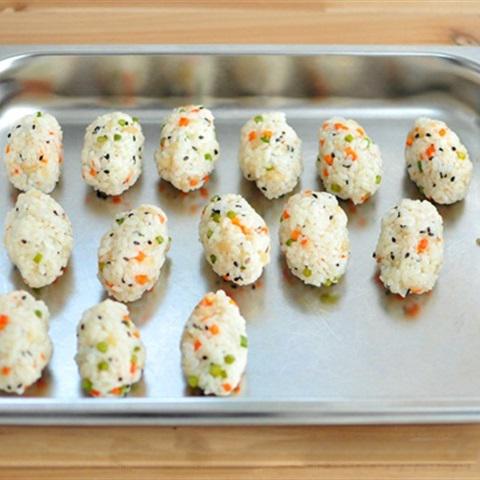 Cơm cuộn kiểu nhộng tằm