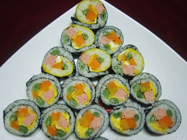 Cơm cuốn rong biển cho Giáng sinh