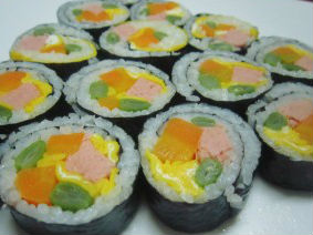 Cơm cuốn rong biển cho Giáng sinh