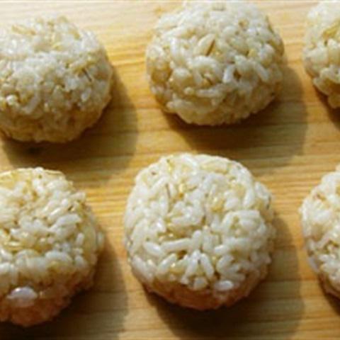 Cách làm cơm cuộn trứng chiên