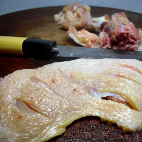 Cách làm cơm gà áp chảo sốt chua cay