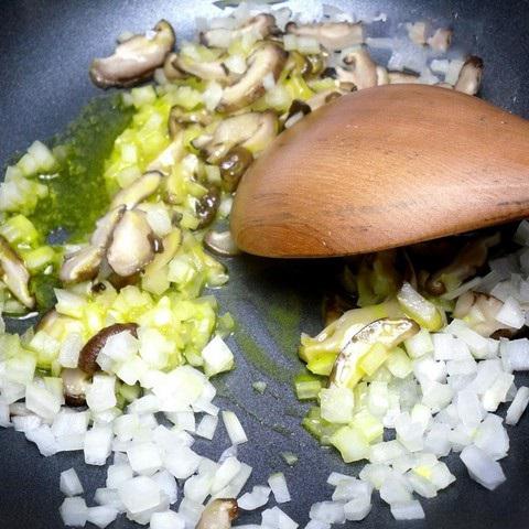 Cách làm cơm gà áp chảo sốt chua cay