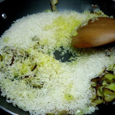 Cách làm cơm gà áp chảo sốt chua cay