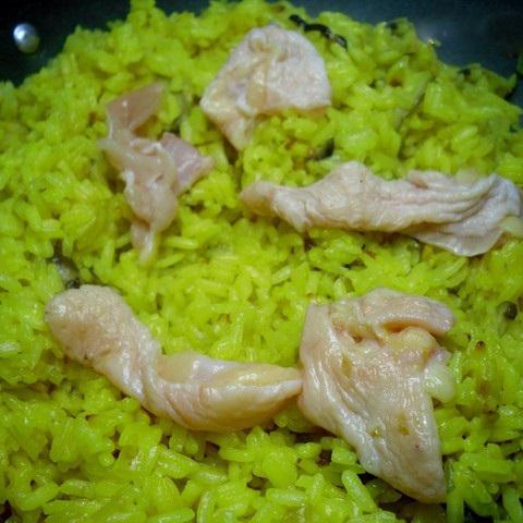 Cách làm cơm gà áp chảo sốt chua cay