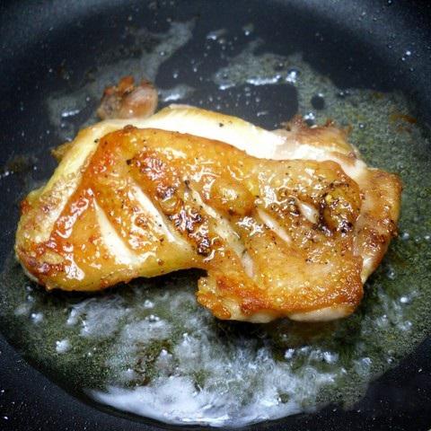 Cách làm cơm gà áp chảo sốt chua cay