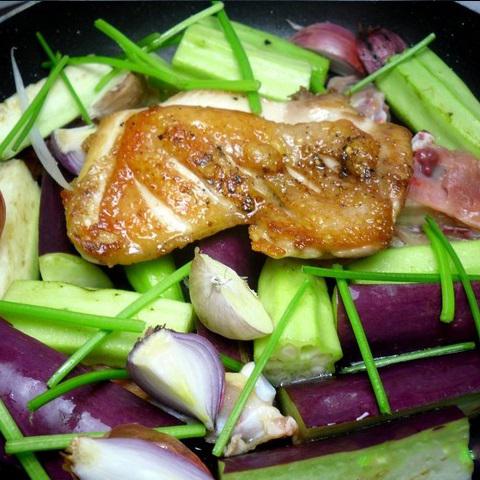 Cách làm cơm gà áp chảo sốt chua cay