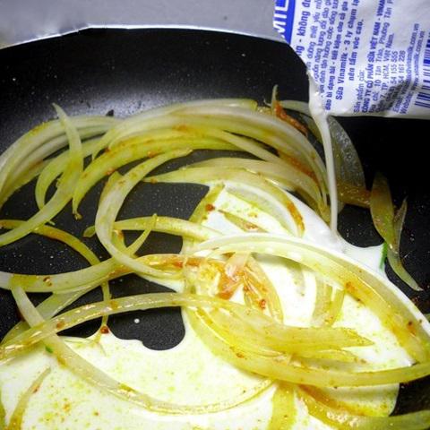 Cách làm cơm gà áp chảo sốt chua cay