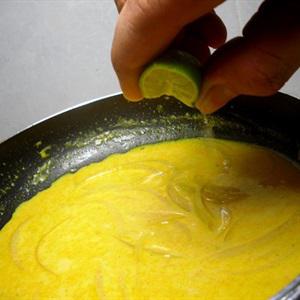 Cách làm cơm gà áp chảo sốt chua cay