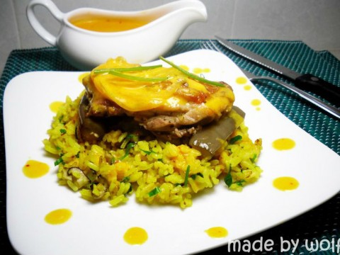 Cơm gà áp chảo và sốt chua cay