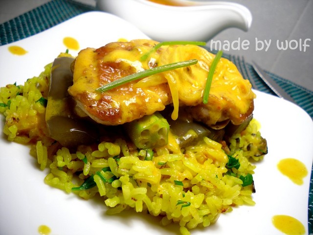 Cơm gà áp chảo và sốt chua cay