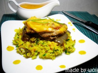 Cơm gà áp chảo và sốt chua cay