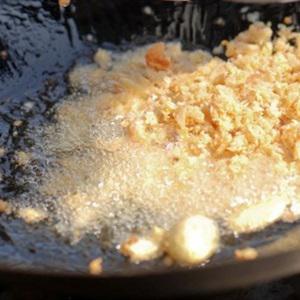 Cách làm cơm gà chiên cải xanh