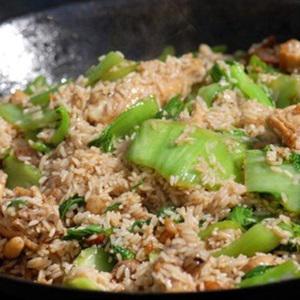 Cách làm cơm gà chiên cải xanh