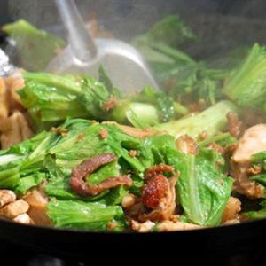 Cách làm cơm gà chiên cải xanh