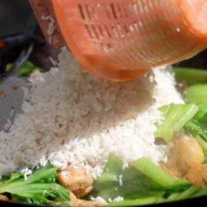 Cách làm cơm gà chiên cải xanh