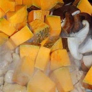 Cách làm cơm gà hấp bí đỏ