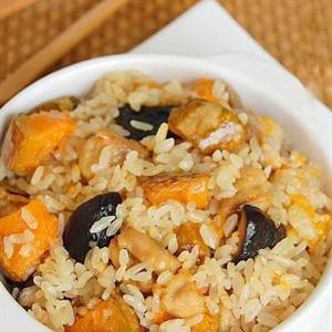 Cách làm cơm gà hấp bí đỏ