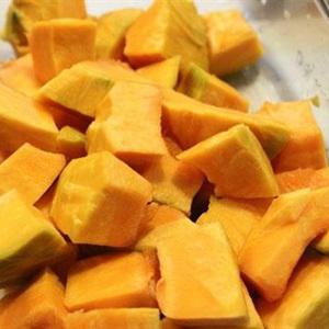 Cách làm cơm gà hấp bí đỏ