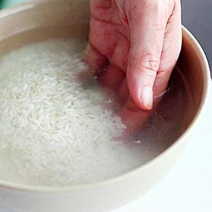 Cách làm cơm gà hấp bí đỏ