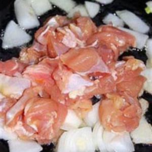 Cách làm cơm gà hấp bí đỏ