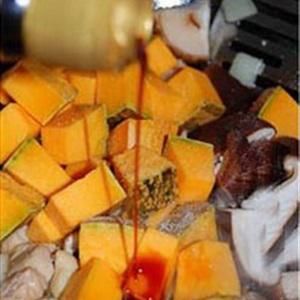 Cách làm cơm gà hấp bí đỏ