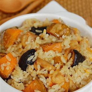 Cách làm cơm gà hấp bí đỏ