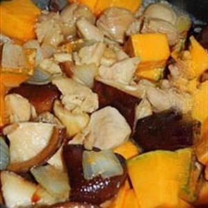 Cách làm cơm gà hấp bí đỏ