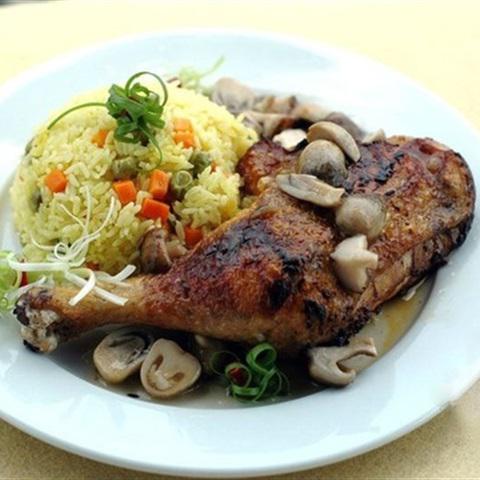 Cách làm cơm gà rô ti sốt nấm